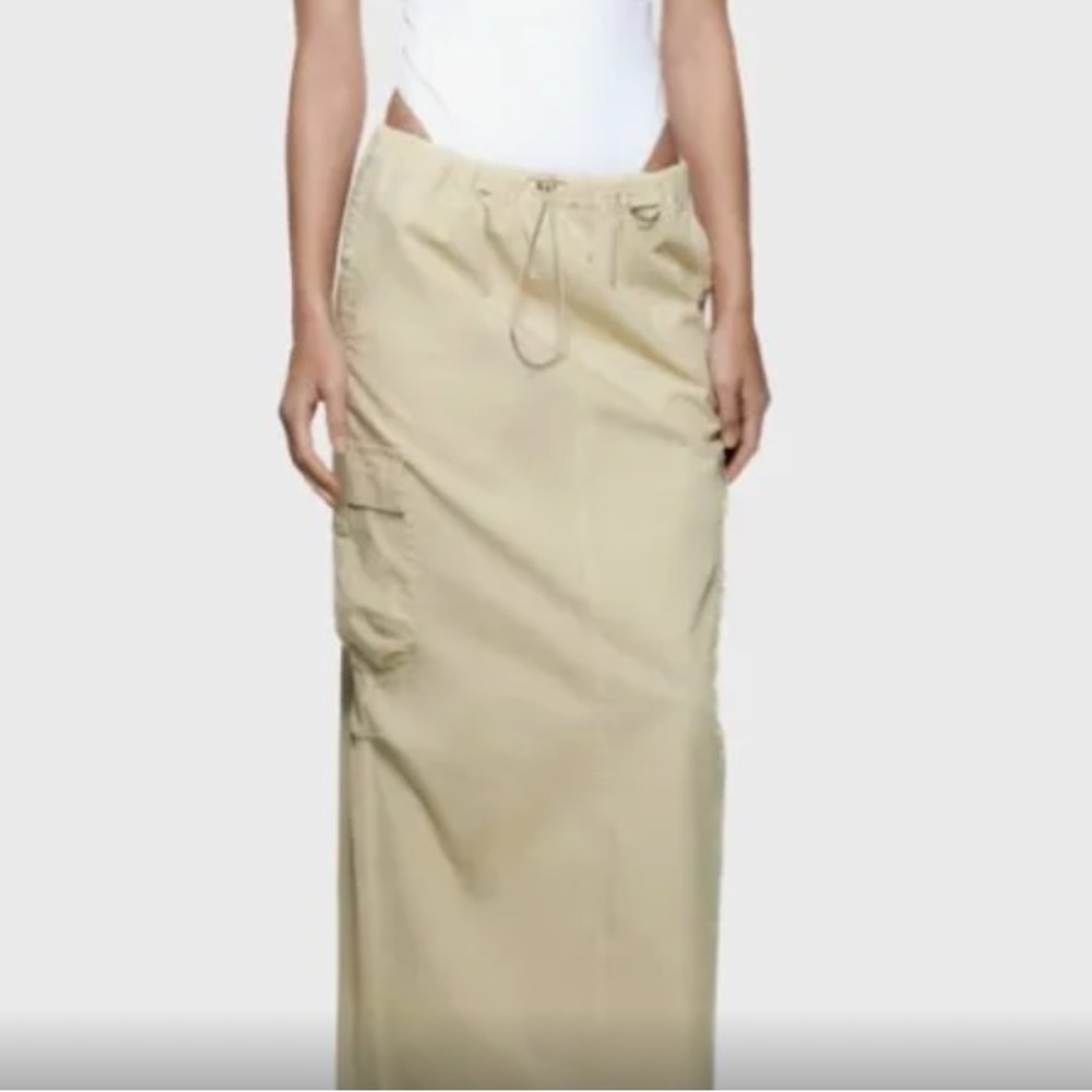 Super hip y2k cargo maxi Zara. Excellent condition.